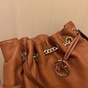 MICHAEL KORS JET SET CHAIN LARGE TAN BROWN LEATHER RING SHOULDER
TOTE BAG